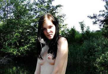 Handsome Amateure Teenager zeigt sich nackt in der Natur