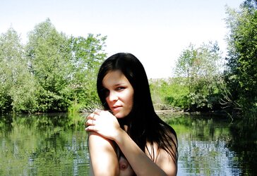Handsome Amateure Teenager zeigt sich nackt in der Natur