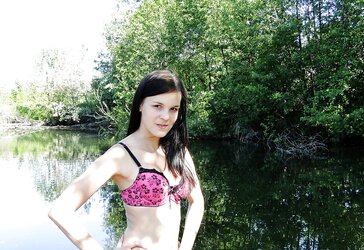 Handsome Amateure Teenager zeigt sich nackt in der Natur