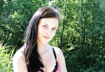Handsome Amateure Teenager zeigt sich nackt in der Natur