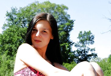 Handsome Amateure Teenager zeigt sich nackt in der Natur