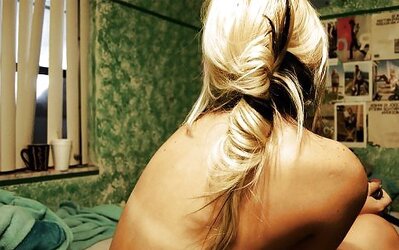 Super-Fucking-Hot femmes with sunburn lines