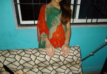 Gujarati Bhabhi in Sharee so super hot.............