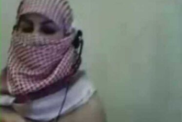 Arab niqab webcam scandal-with hijab iran or egypt jilbab