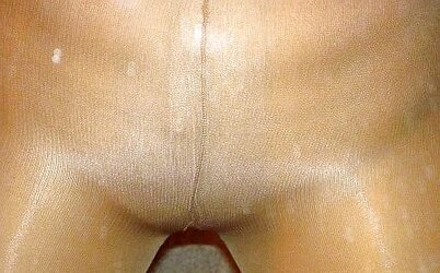 Das Pueppchen traegt 20 Schichten Nylons!!