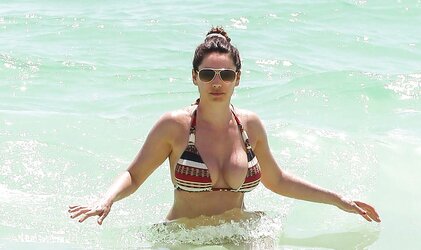 Kelly Brook Bra-Less On The Beach In Cancun