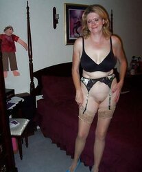 Les salopes en bas ( no undies)