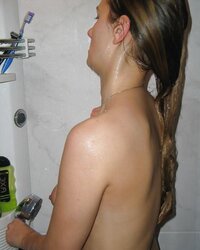 ASH-BLONDE UNTER DER DUSCHE