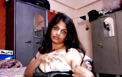 Desi bhabhi demonstrating