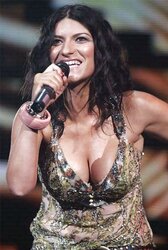 Laura Pausini tettona da sballo,sborrateci sopra!!!