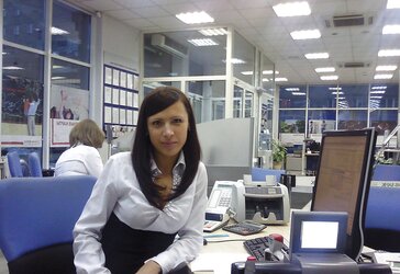 An employee of the bank with standing nips