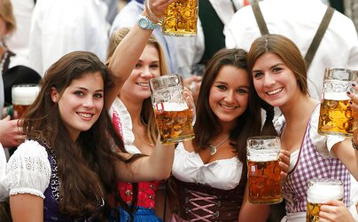 Oktoberfest (The Dolls from Bavaria.)