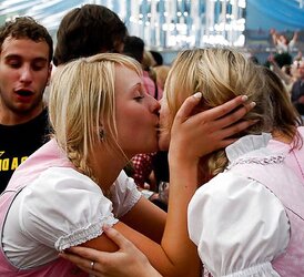 Oktoberfest (The Dolls from Bavaria.)