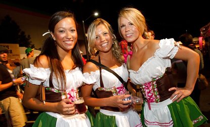 Oktoberfest (The Dolls from Bavaria.)