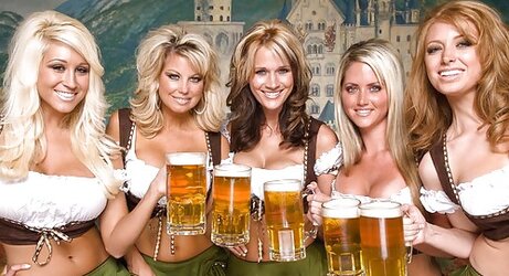 Oktoberfest (The Dolls from Bavaria.)