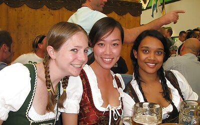 Oktoberfest (The Dolls from Bavaria.)