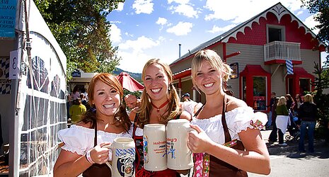 Oktoberfest (The Dolls from Bavaria.)