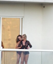 Lesbicone in hotel
