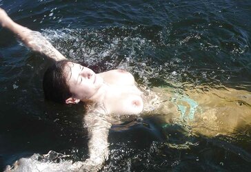 Kinky Teenager auf einem Schiff