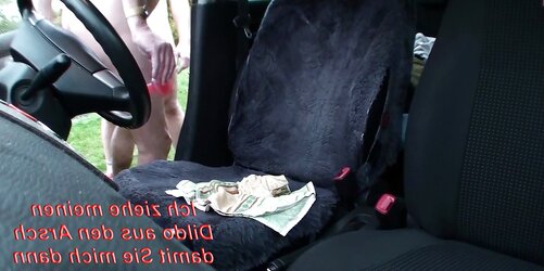 Nackt lass Ich mich auf dem Parkplatz Ficken