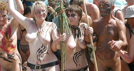 Nackte im Camp