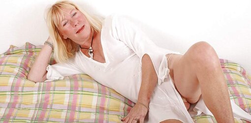 Mature Hottie - Angeline
