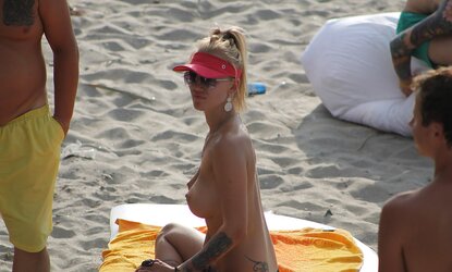 095 Sunbathing beach