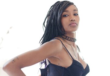 Osmoz - French dark-hued bombshell
