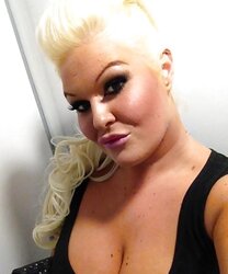 PLUMPER Buxom Breezy Sindy Strutt