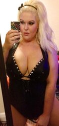 PLUMPER Buxom Breezy Sindy Strutt