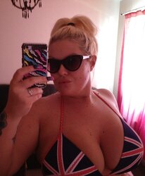 PLUMPER Buxom Breezy Sindy Strutt