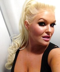 PLUMPER Buxom Breezy Sindy Strutt