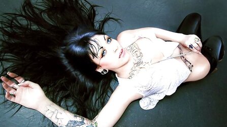 Fantastic bare ladies with tats