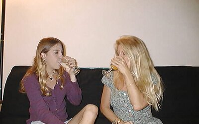 2 blondes gobbling and playing with a faux-cock