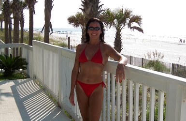 Stunning Brown-Haired MUMMY