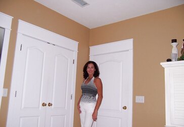 Stunning Brown-Haired MUMMY