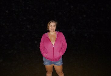 Plumper at the ocean