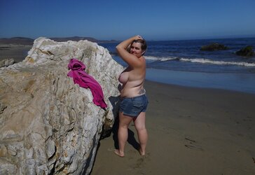 Plumper at the ocean