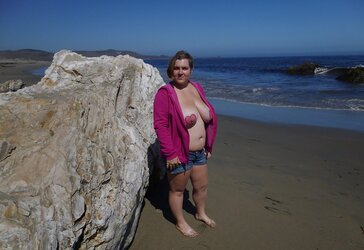 Plumper at the ocean