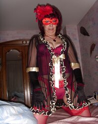 Handsome wifey in crimson torrid tights