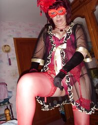 Handsome wifey in crimson torrid tights