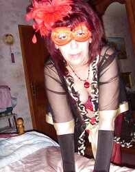 Handsome wifey in crimson torrid tights