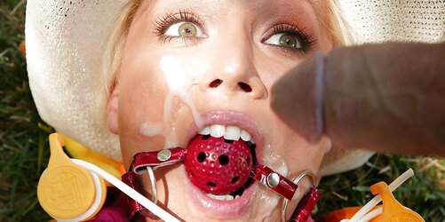 Love Jam leaks out from stunning throats and faces (Camaster)