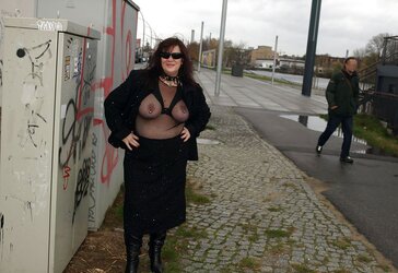 Mature PLUMPER slutwife flashing off in Berlin...