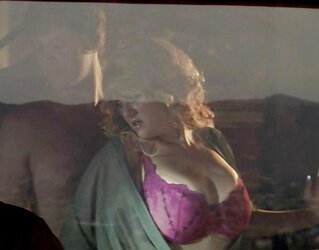 Sara Rue Sans Bra