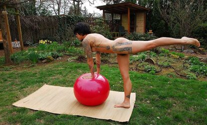 Wooly black-haired yoga (Camaster)