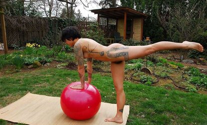 Wooly black-haired yoga (Camaster)