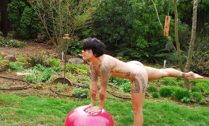 Wooly black-haired yoga (Camaster)