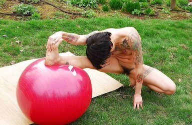Wooly black-haired yoga (Camaster)
