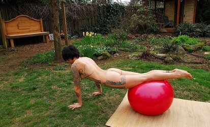 Wooly black-haired yoga (Camaster)